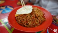 Mie instan yang disajikan dengan sambal cabe rawit gerus satu ini sangatlah populer. Ditawarkan oleh Warmindo Abang Adek yang berlokasi di Jalan Mandala Utara, Tomang. Level pedas mie ini teratas adalah pedas mampus. Foto: YouTube Khalid Al Ameri
