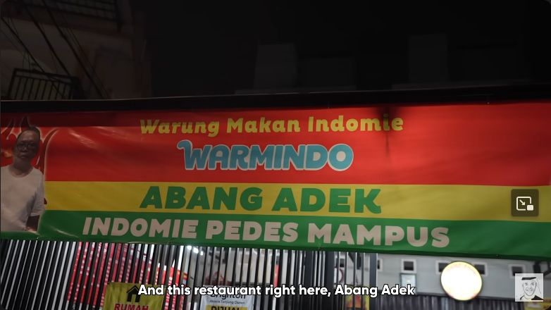 YouTuber Dubai cobain Indomie Goreng Pedas di Warmindo Abang Adek