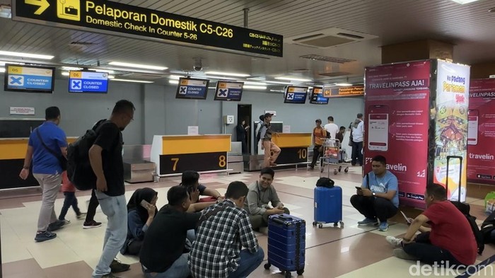 17 penerbangan terganggu akibat penutupan Bandara Internasional Minangkabau hari ini. (Foto: Jeka Kampai).