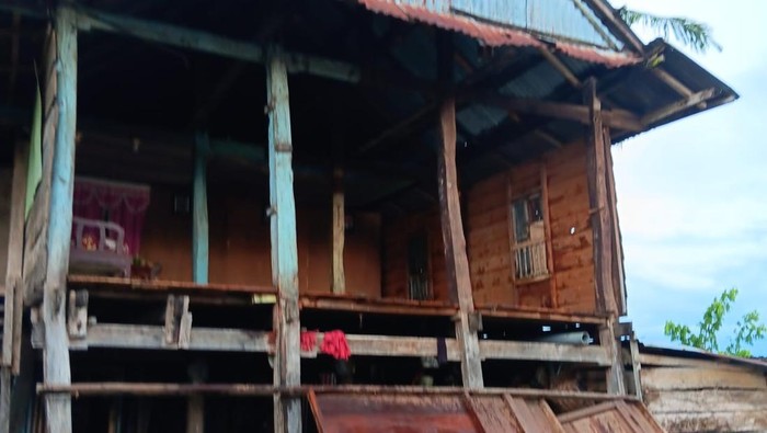 5 rumah rusak di Bone rusak diterjang angin puting beliung.