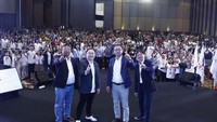 MSIG United: Manajemen MSIG Life bersama lebih dari 800 tenaga pemasar MSIG Life menegaskan semangat kolaborasi dalam MSIG Life Agency Kick Off 2024 di Nusa Dua, Bali.