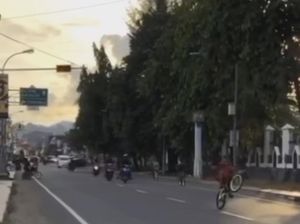 Viral Bocah Freestyle Sepeda di Depan Kantor DPRD Mamuju, Polisi Turun Tangan