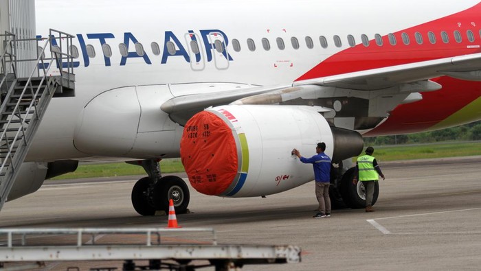 Petugas menutup mesin pesawat Pelita Air yang terparkir di Bandara Internasional Minangkabau (BIM), Padang Pariaman, Sumatera Barat, Jumat (19/1/2024). PT Angkasa Pura II BIM menyatakan dari 22 Desember 2023 hingga 19 Januari 2024 sudah tiga kali melakukan penutupan sementara aktivitas penerbangan di bandara tersebut akibat terdampak abu vulkanik erupsi Gunung Marapi. ANTARA FOTO/Muhammad Arif Pribadi/nym.