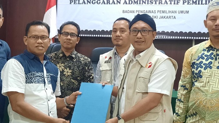 Aliansi Pegiat Pemilu (APP) Jakarta melaporkan alat peraga kampanye (APK) tersebut yang terpasang di tempat-tempat terlarang seperti flyover ke Bawaslu DKI Jakarta.