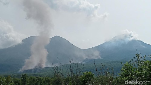 Aliran lava dari puncak gunung Lewotobi Laki-Laki, Kamis (18/1/2024). (Yurgo Purab)