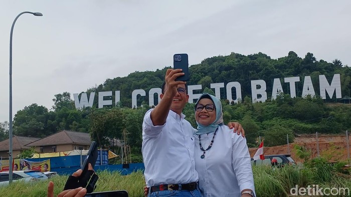 Anies Baswedan dan istri saat berfoto di monumen Welcome To Batam.(Alamudin Hamapu/detikSumut)