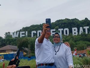 Anies Berfoto di Monumen Welcome to Batam Saat Kampanye di Batam