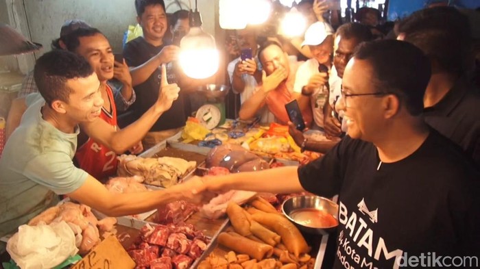 Anies Baswedan di Pasar Tos 3000, Batam. (Alamudin Hamapu/detikSumut)