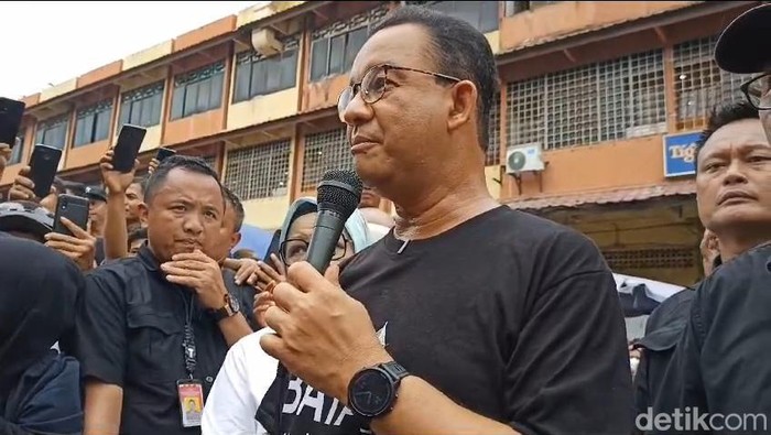 Anies Baswedan saat mengunjungi Pasar Tos 3000 Batam, Kepri.(Alamudin Hamapu/detikSumut)