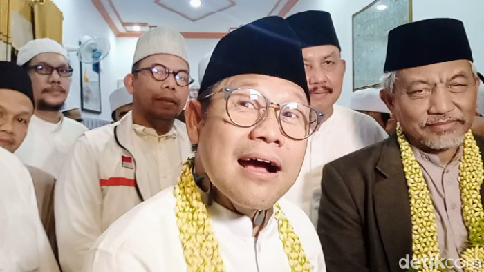 Calon wakil presiden (cawapres) Muhaimin Iskandar (Cak Imin) mengunjungi salah Ponpes Daarut Tauhid, Desa Kedungsari, Kecamatan Purworejo, Kabupaten Purworejo, Kamis (18/1/2024) malam.
