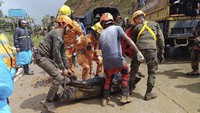 Longsor ini mengubur satu rumah dan menewaskan 10 orang dan dua lainnya mengalami luka-luka.