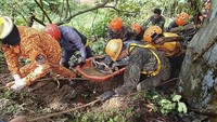 Evakuasi terhambat karena kontur tanah yang berisiko mengalami longsor susulan.