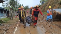 Tim penyelamat melakukan evakuasi jenazah korban tanah longsor yang dipicu hujan lebat selama berhari-hari di kawasan Monkayo, Provinsi Davao de Oro, filipina, Jumat (19/1/2024).