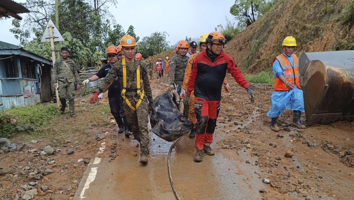In this handout photo provided by the Municipality of Monkayo, rescuers retrieve a body of one of the victims after a landslide due to heavy rains at Monkayo town in Davao de Oro province, southern Philippines on Friday, Jan. 19, 2024. A landslide set off by days of heavy rain buried a house in the southern Philippines where people were holding Christian prayers, killing multiple people, including children, and seriously injuring some others, a disaster-response official said. (Municipality of Monkayo via AP)