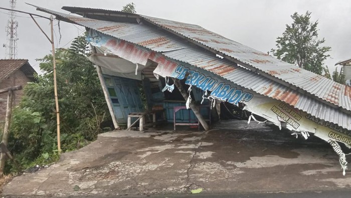 Atap rumah warga di Kaliangkrik, Magelang, terbang terbawa angin kencang, Jumat (19/1/2024).