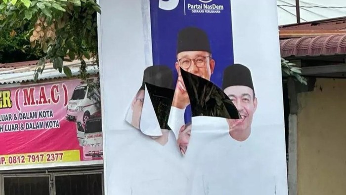 Baliho Anies Baswedan di Medan Dirusak OTK. (Istimewa)