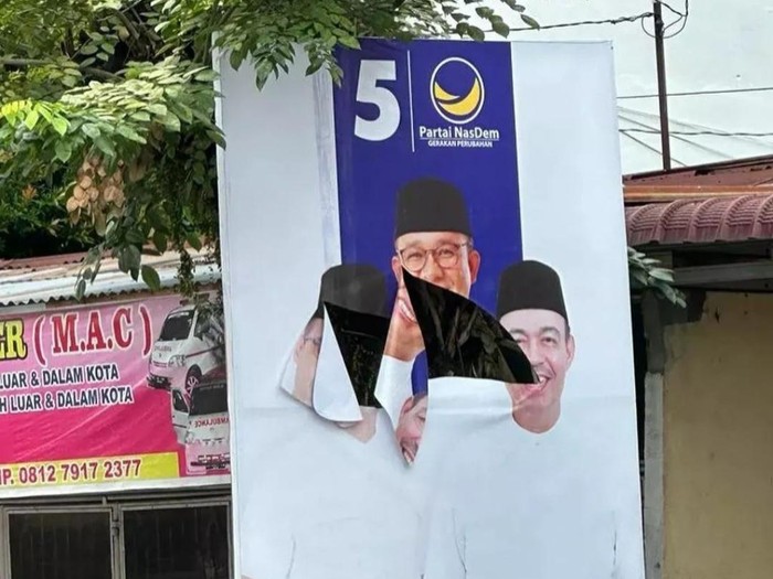 Baliho Anies Baswedan di Medan Dirusak OTK. (Istimewa)