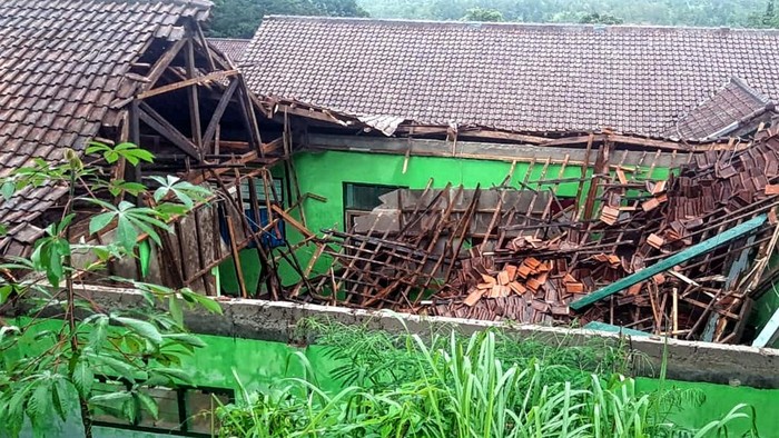 Bangunan di SMPN 2 Sukabumi ambruk