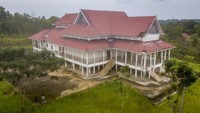 Belasan bangunan milik Pemkab Tanjung Jabung Barat yang dibangun pada periode 2006-2011 dengan anggaran miliaran rupiah di Kecamatan Merlung terbengkalai dan tidak terawat.