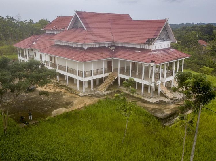 Bangunan Terbengkalai di Tanjung Jabung Barat