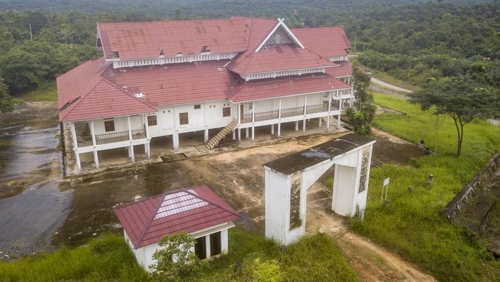 Foto udara salah satu bangunan terbengkalai di Merlung, Tanjung Jabung Barat, Jambi, Jumat (19/1/2024). Belasan bangunan milik Pemkab Tanjung Jabung Barat yang dibangun pada periode 2006-2011 dengan anggaran miliaran rupiah di Kecamatan Merlung terbengkalai dan tidak terawat. ANTARA FOTO/Wahdi Septiawan/nym.