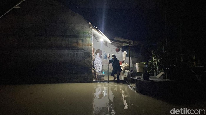 Banjir di Kampung Jatimekar, Desa Sirnaresmi, Kecamatan Gunungguruh, Kabupaten Sukabumi, Jumat (19/1/2024).