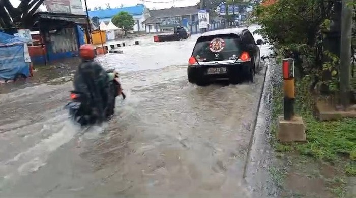 Banjir di kawasan Terminal Sukabumi, Jumat (19/1/2024).