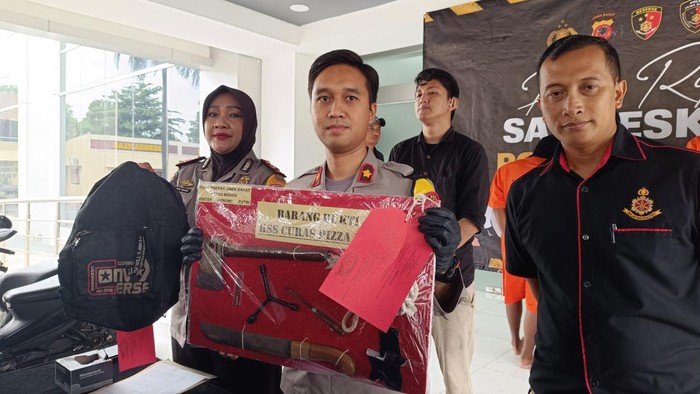 Barang bukti kasus perampokan restoran pizza di Bogor (Rizky/detikcom)