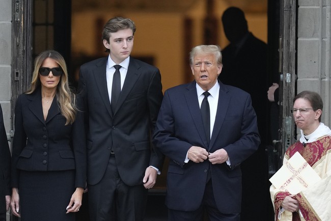 Inilah momen Barron Trump menghadiri pemakaman neneknya Amalija Knavs. Ibunda Melania Trump atau nenek Barron meninggal dunia dalam usia 78 tahun pada 9 Januari 2024. Upacara pemakaman Amalija digelar di Gereja Bethesda-by-the-Sea, Palm Beach, Florida, Amerika Serikat pada 18 Januari 2024. Foto: AP/Rebecca Blackwell