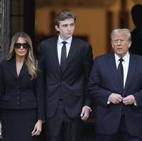 Inilah momen Barron Trump menghadiri pemakaman neneknya Amalija Knavs. Ibunda Melania Trump atau nenek Barron meninggal dunia dalam usia 78 tahun pada 9 Januari 2024. Upacara pemakaman Amalija digelar di Gereja Bethesda-by-the-Sea, Palm Beach, Florida, Amerika Serikat pada 18 Januari 2024. Foto: AP/Rebecca Blackwell