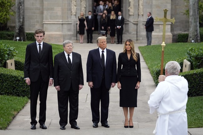 Saat berada di upacara pemakaman neneknya, Barron Trump tampak berdiri di antara ayah dan ibunya. Baru usia 17, tinggi badannya tampak sudah melebihi Melania dan Donald Trump. Tinggi badan Barron menurut Daily Mail mencapai 2 meter atau 200 cm. Foto: AP/Rebecca Blackwell