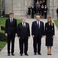 Saat berada di upacara pemakaman neneknya, Barron Trump tampak berdiri di antara ayah dan ibunya. Baru usia 17, tinggi badannya tampak sudah melebihi Melania dan Donald Trump. Tinggi badan Barron menurut Daily Mail mencapai 2 meter atau 200 cm. Foto: AP/Rebecca Blackwell