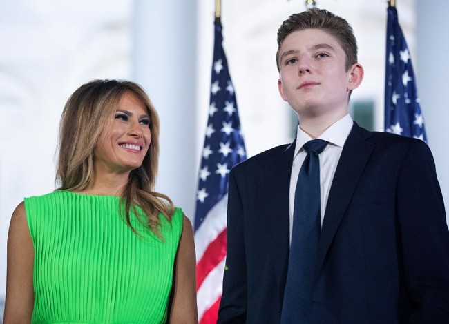 Inilah penampilan Barron Trump pada 2022. Saat itu usianya 16 tahun dan tingginya sudah melebihi Melania Trump.  Foto: Chip Somodevilla/Getty Images