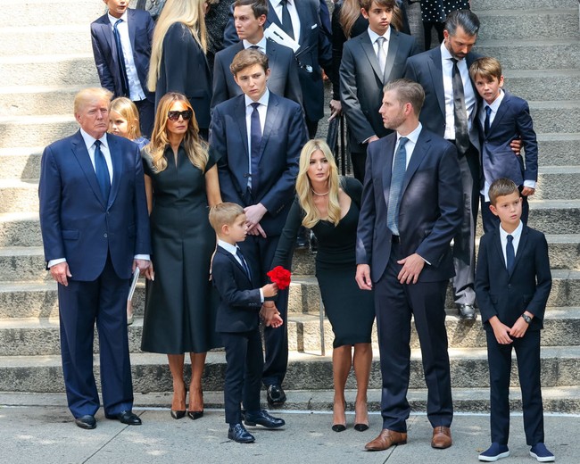 Kini wajah Barron Trump yang akan berulang tahun ke-18 pada Maret 2024 sudah berubah. Selain tingginya yang menjulang, dia juga lebih langsing. Pada 2022 pipinya tampak chubby, sedangkan kini tirus. Foto: Jose Perez/Bauer-Griffin/GC Images