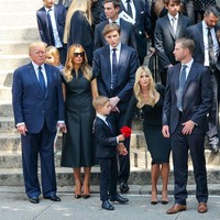 Kini wajah Barron Trump yang akan berulang tahun ke-18 pada Maret 2024 sudah berubah. Selain tingginya yang menjulang, dia juga lebih langsing. Pada 2022 pipinya tampak chubby, sedangkan kini tirus. Foto: Jose Perez/Bauer-Griffin/GC Images