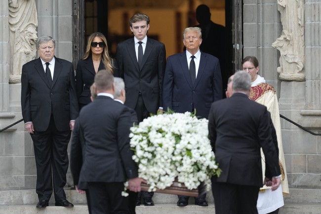 Dalam sebuah wawancara, Donald Trump pernah mengungkapkan bagaimana putranya Barron bisa sangat tinggi bahkan melebih dirinya. Menurutnya itu karena masakan tradisional Slovenia buatan mertuanya Amalija Knavs. Foto: AP/Rebecca Blackwell