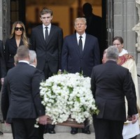 Dalam sebuah wawancara, Donald Trump pernah mengungkapkan bagaimana putranya Barron bisa sangat tinggi bahkan melebih dirinya. Menurutnya itu karena masakan tradisional Slovenia buatan mertuanya Amalija Knavs. Foto: AP/Rebecca Blackwell