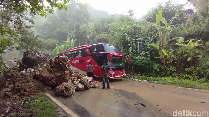 Batu raksasa tutup jalur Pacitan-Solo
