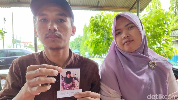 Bayu Permana menunjukan foto ibunya yang sudah berusia 69 tahun ditahan majikan di Jeddah, Arab Saudi (Foto: Bahtiar/Detikcom)