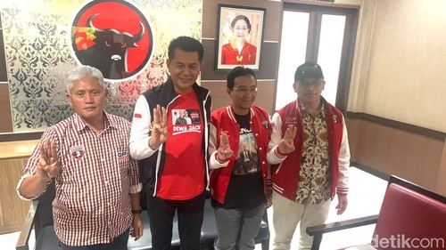 Bendahara TPD Ganjar-Mahfud Bali Dewa Made Mahayadnya atau Dewa Jack (dua dari kiri) di kantor DPD PDI Perjuangan Bali, Denpasar, Jumat (19/1/2024). (Rizki Setyo)