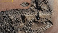 Dari data-data yang dikumpulkan baik survei lapangan dan penginderaan jauh, pemeriksaan arsitektural dan penanggalan konteks bertingkat mengungkapkan bahwa benteng kuno oasis Khaybar ini awalnya memiliki panjang 14,5 km dengan ketebalan dinding benteng antara 1,70 meter dan 2,40 meter, diperkuat oleh 180 bastion. Foto: (Khaybar LDAP & G Charloux et al via Science Direct)