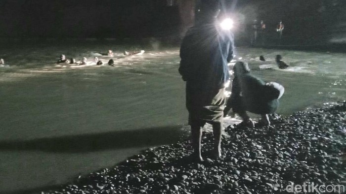 Proses evakuasi dua remaja yang tenggelam di Bendung Notog Kali Pemali Brebes, Jumat (19/1/2024) malam.