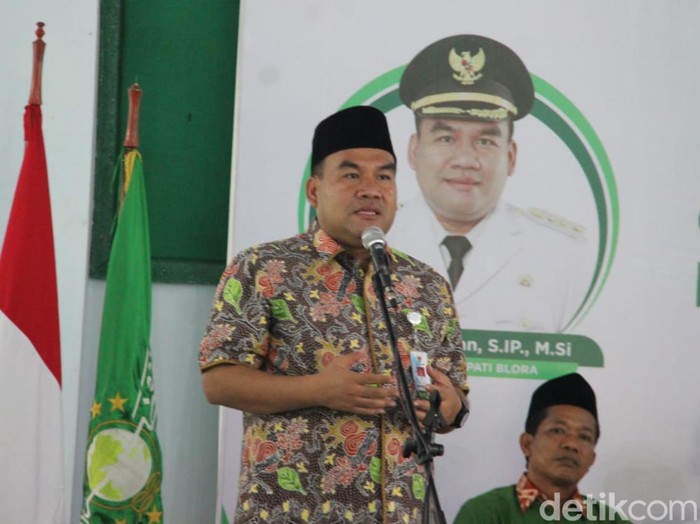 Bupati Blora, Arief Rohman, saat berpidato dalam acara LAZISNU di Gedung Serbaguna NU Blora, Jumat (19/1/2024).
