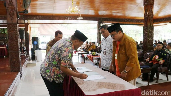 Bupati Blora Arief Rohman menandatangani perjanjian kinerja pelaksanaan Inovasi daerah, Kepala Perangkat Daerah/unit Kerja Kabupaten Blora tahun 2024, Jumat (19/1/2024).