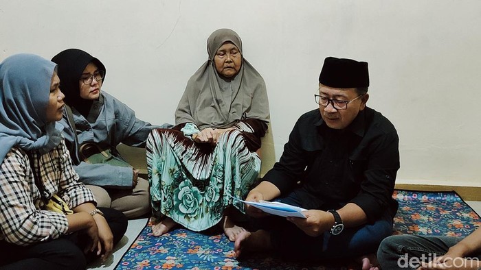 Bupati Cianjur Herman Suherman saat mendatangi keluarga korban kebakaran maut di Cianjur