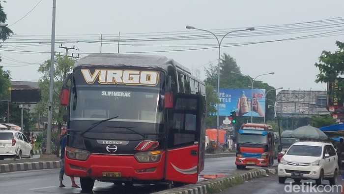 Bus pantura di Cirebon.