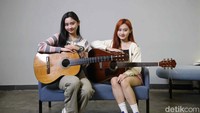 Sementara Christabel Jocelyn (kanan) memilih balik ke akting. Ia berharap bisa main film horor. (Foto: pradita utama)