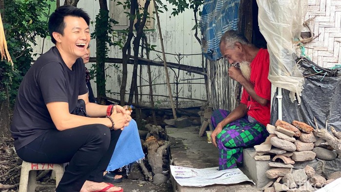 Caleg PDIP Chandra Astan temui Bunadi, pedagang air keliling di Situbondo.