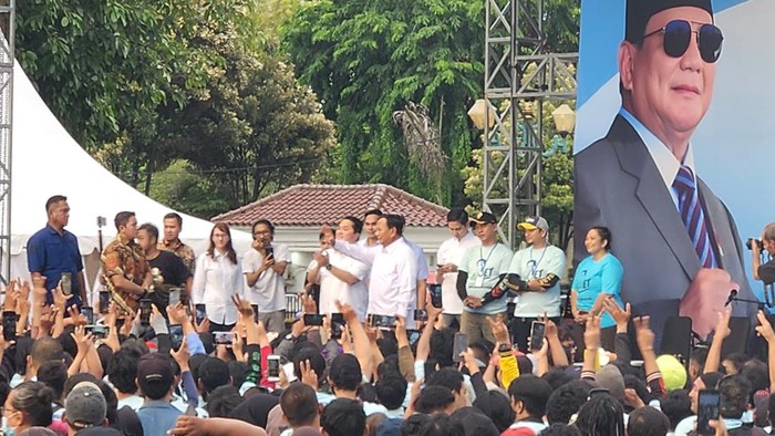 Capres nomor urut 2, Prabowo Subianto, menghadiri acara Komunitas Ojol Penggemar Erick Thohir (Ojol ET) di Lapangan Banten, Jakpus, Jumat (19/1/2024).