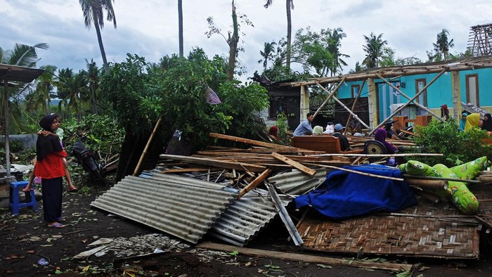 Seorang warga berdiri di depan rumah yang rusak akibat bencana angin kencang di Desa Walidono, Prajekan, Bondowoso, Jawa Timur, Jumat (19/1/2024). Hujan disertai angin kencang di wilayah tersebut yang terjadi pada Kamis (18/1), mengakibatkan 202 rumah, masjid rusak di dua desa, yaitu Walidono dan Cangkring. ANTARA FOTO/Seno/foc.